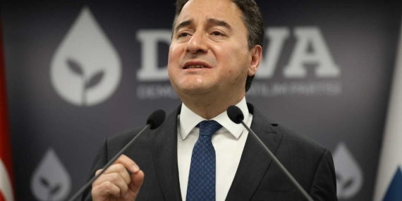 Babacan emeklilerle sohbet etti, çay simit hesabı yaptı