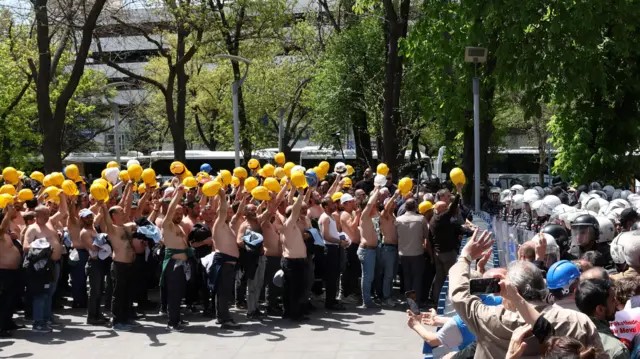 Hak mücadelesini kazanan madenciler sendikalara seslendi: Emeklilerinize sahip çıkın