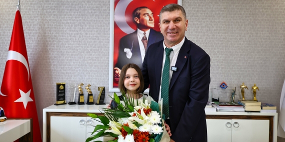 Burdur Belediye Başkanı Ercengiz, 23 Nisan’da makamını 10 yaşındaki Ayşe Sena’ya devretti