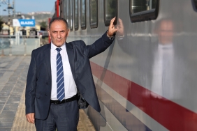 DEMİR YOLUNA ADANMIŞ 40 YIL: SON SEFERİNİ YAPTI 40 YILLIK DEMİR YOLU SEVDASI EMEKLİLİKLE TAÇLANDI, SON SEFERİNDE ALKIŞLARLA KARŞILANDI