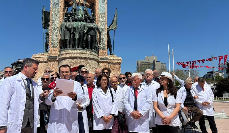 Veteriner hekimler Taksim’den seslendi: Emekli veteriner hekimler açlık sınırında yaşam mücadelesi vermektedirler