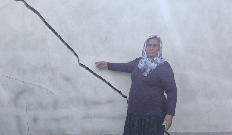 Heyelan sonucu evi ağır hasar gördü: Eşimden bir emekli gelirim var, o da kendime yetmiyor