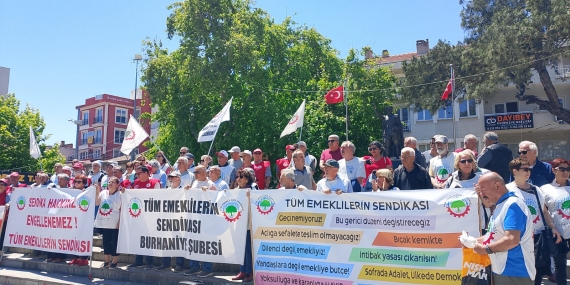Burhaniye’de emekli eylemi: Bayram ikramiyesi bir haftalık pazar parası bile değildir