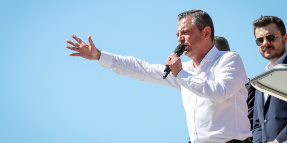 Özgür Özel: Bugün emekli ikramiyesiyle koçun bir budunu alamıyor