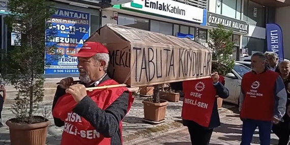 Osmaniye’de emeklilerden “tabutlu” eylem