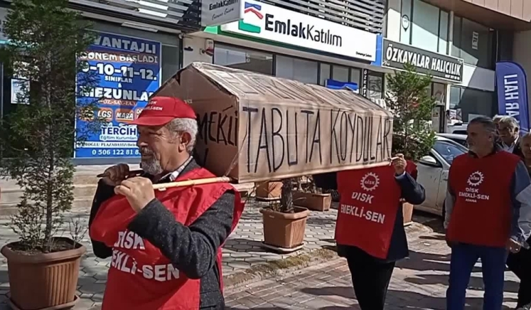 Osmaniye’de emeklilerden “tabutlu” eylem