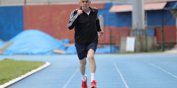 78 yaşındaki emekli bankacı atletizmde pistlerin tozunu attırıyor
