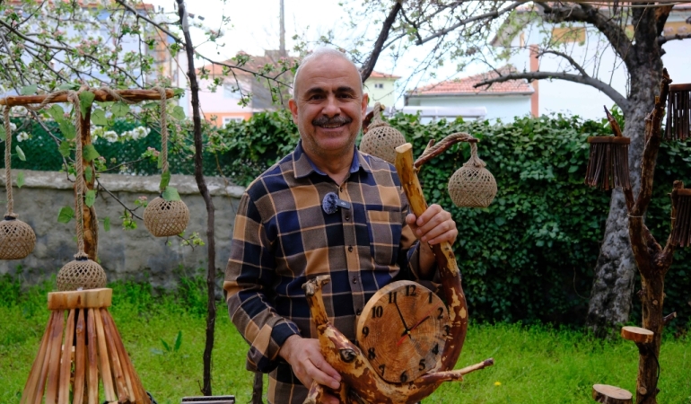 Doğadan topladığı odunları sanat eserine dönüştürüyor