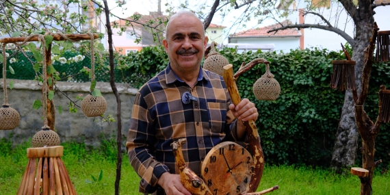 Doğadan topladığı odunları sanat eserine dönüştürüyor