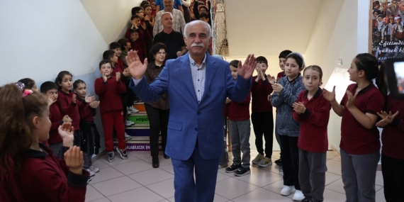 47 yıllık öğretmen öğrencilerinin alkışlarıyla emekliliğe ayrıldı