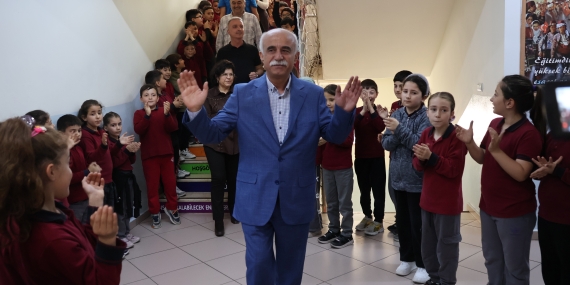 47 yıllık öğretmen öğrencilerinin alkışlarıyla emekliliğe ayrıldı