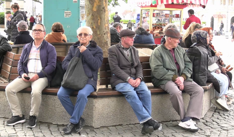 Emeklilerden bayram ikramiyesine tepki: 4 bin liraya ikramiye demiyorum, kandırmaca diyorum