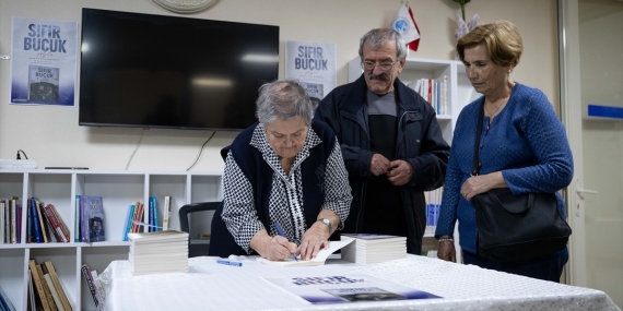 Parkinson hastası emekli öğretmen hayatını kitaplaştırdı, eski öğrencileri imza günü düzenledi