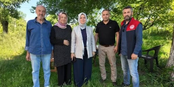 Düzce İl Tarım ve Orman Müdürü Esra Uzun, kentte tek olan ipek böceği yetiştiriciliği yapan emekli öğretmen Sefa Konca’yı ziyaret etti