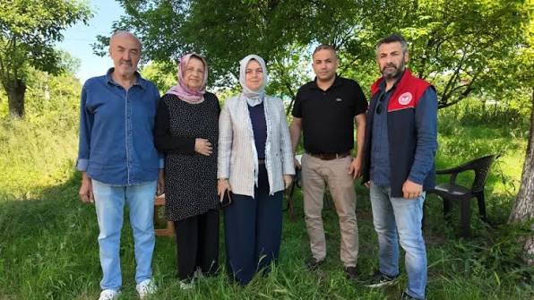 Düzce İl Tarım ve Orman Müdürü Esra Uzun, kentte tek olan ipek böceği yetiştiriciliği yapan emekli öğretmen Sefa Konca’yı ziyaret etti