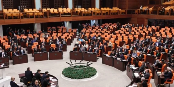 AK Parti’den en düşük emekli aylığı için yasa teklifi