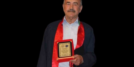 Emekli öğretmen 79 yaşında hukuk fakültesinden mezun oldu